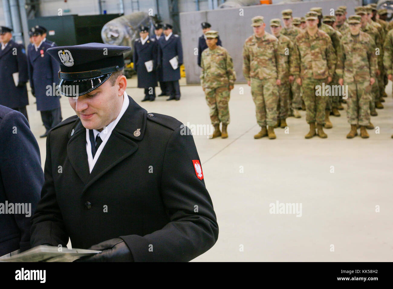 Un aviateur polonais (à gauche) avec la 3e Escadre de transport aérien est promu en face d'une formation de soldats américains affectés au 497th Bataillon de soutien de soutien au combat, 6e, 21e Brigade de maintien de la commande de maintien de théâtre lors d'une cérémonie à Powidz, Pologne, le 10 novembre 2017. Les soldats américains sont déployés en Pologne à l'appui de la résolution de l'Atlantique, une entreprise américaine de s'acquitter des engagements de l'OTAN par rotation des unités dans l'ensemble du théâtre européen à prévenir les agressions contre les alliés de l'OTAN en Europe. (U.S. Photo de l'armée par la CPS. Hubert D. Delany III/22e Détachement des affaires publiques mobiles) Banque D'Images