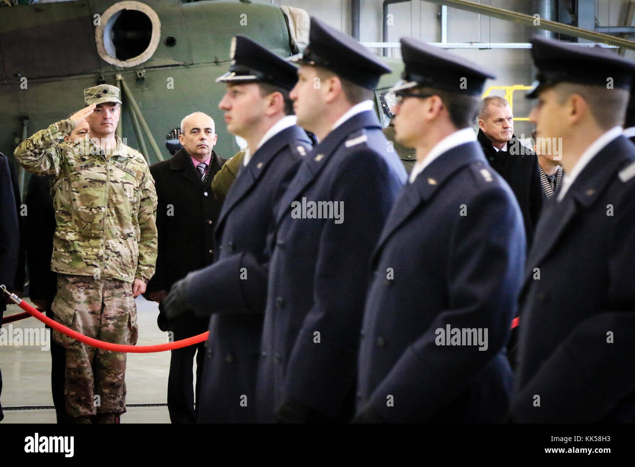 Le lieutenant-colonel Coleman Johnson (à gauche), commandant de la 497th Bataillon de soutien de soutien au combat, 6e, 21e Brigade de soutien Soutien Théâtre Commande, salue une formation d'aviateurs polonais après une promotion d'une cérémonie à Powidz, Pologne, le 10 novembre 2017. Johnson et d'autres soldats américains font partie d'un déploiement en Pologne à l'appui de la résolution de l'Atlantique, une entreprise américaine de s'acquitter des engagements de l'OTAN par rotation des unités dans l'ensemble du théâtre européen à prévenir les agressions contre les alliés de l'OTAN en Europe. (U.S. Photo de l'armée par la CPS. Hubert D. Delany III/22e Détachement des affaires publiques mobiles) Banque D'Images