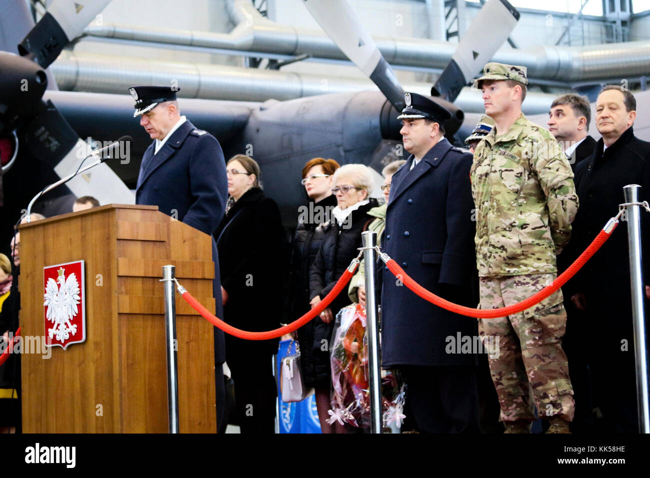 Le colonel polonais Krzysztof Walczak (à gauche), commandant de la 3e Escadre de transport aérien donne un discours à côté du lieutenant-colonel américain Coleman Johnson (vert), 497th Bataillon de soutien de soutien au combat, 6e, 21e Brigade de soutien Soutien de théâtre lors d'une cérémonie de promotion Commande à Powidz, Pologne, le 10 novembre 2017. Johnson et d'autres soldats américains font partie d'un déploiement en Pologne à l'appui de la résolution de l'Atlantique, une entreprise américaine de s'acquitter des engagements de l'OTAN par rotation des unités dans l'ensemble du théâtre européen à prévenir les agressions contre les alliés de l'OTAN en Europe. (U.S. Photo de l'armée par la CPS. Hubert D. Delany III/2 Banque D'Images
