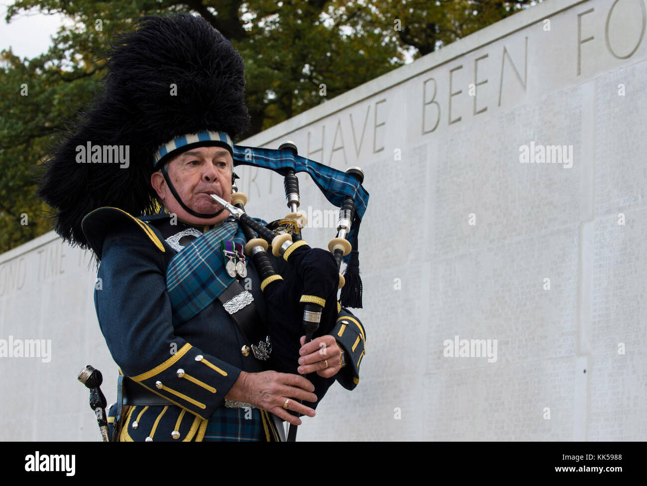 Cambridge, Angleterre - un joueur de cornemuse joue un morceau traditionnel lors d'un mémorial de la Journée des anciens combattants cérémonie à Madingley Memorial Cemetery à Cambridge, en Angleterre, le 10 novembre 2017. Cette journée a été célébrée en l'honneur des anciens combattants militaires américaines et britanniques. (U.S. Air Force photo par TSgt Brian Kimball) Banque D'Images