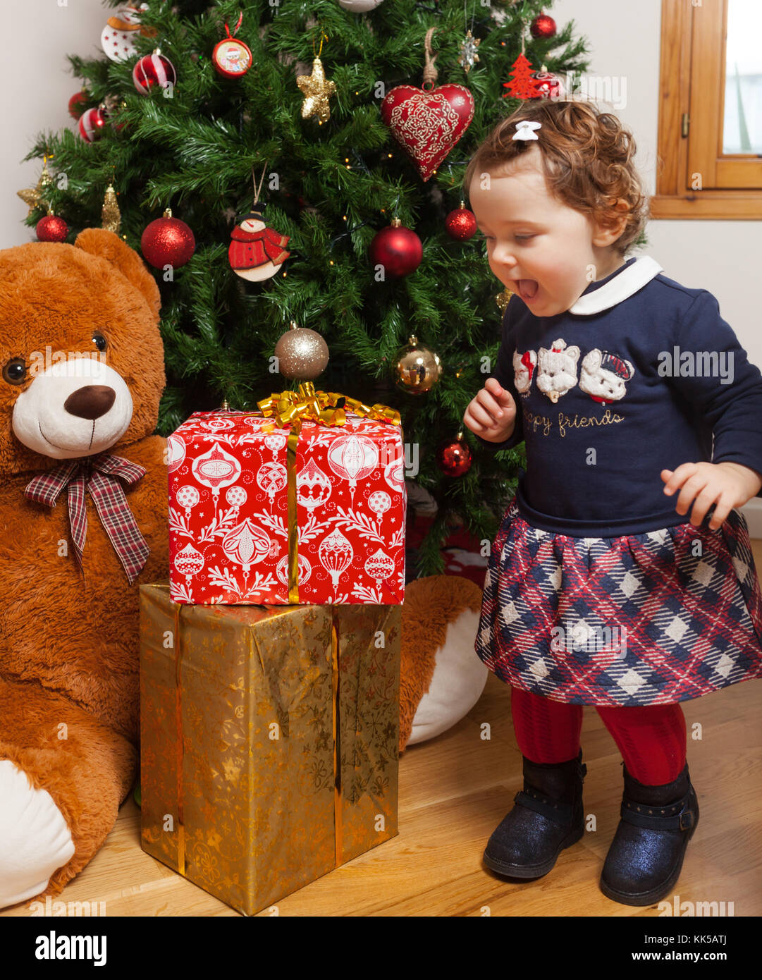 Beau Bebe Fille Bebe Avec Expression Surpris A Cadeaux Au Pres De L Arbre De Noel Photo Stock Alamy