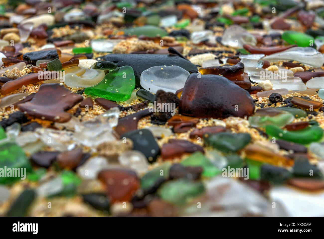 Plage seaglass aux Bermudes composé de bouteilles en verre recyclé usés. Banque D'Images