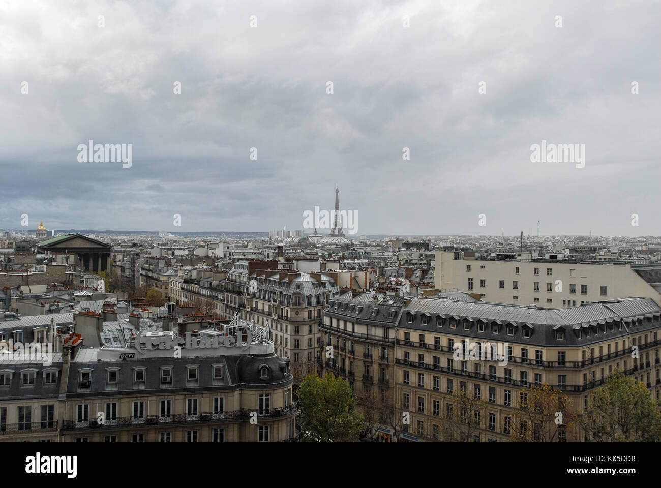 Toits de Paris et la ligne d'horizon sur un après-midi nuageux en France. Paris est une des meilleures destinations touristiques en Europe. Banque D'Images