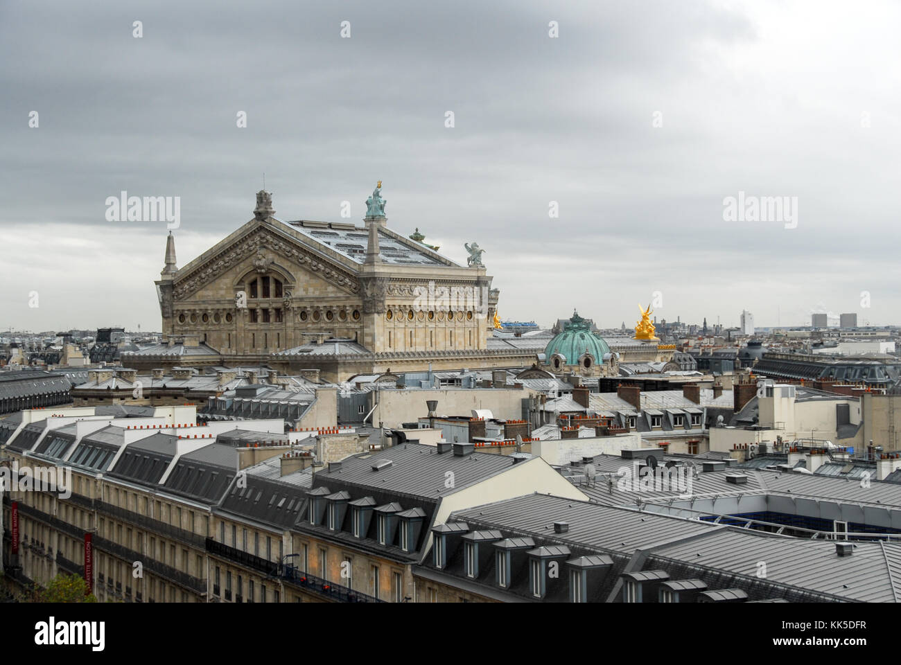 Toits de Paris et la ligne d'horizon sur un après-midi nuageux en France. Paris est une des meilleures destinations touristiques en Europe. Banque D'Images