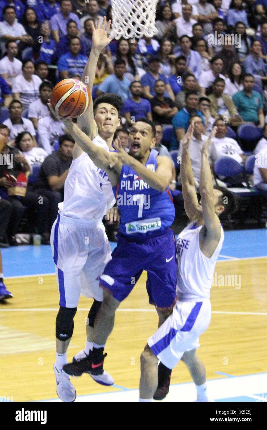 Quezon City, Philippines. 27 nov, 2017. jayson castro william (7) des Philippines depuis les lecteurs de deux joueurs en provenance du Taipei chinois pour convertir un lay-up incontesté pendant leur match de qualification pour la coupe du monde de la Fiba. gilas pilipinas défait l'équipe du Taipei chinois en visite 90-83 pour compléter un balayage de leurs deux premières affectations au FIBA 2019 du monde. crédit : Dennis jerome acosta/ pacific press/Alamy live news Banque D'Images