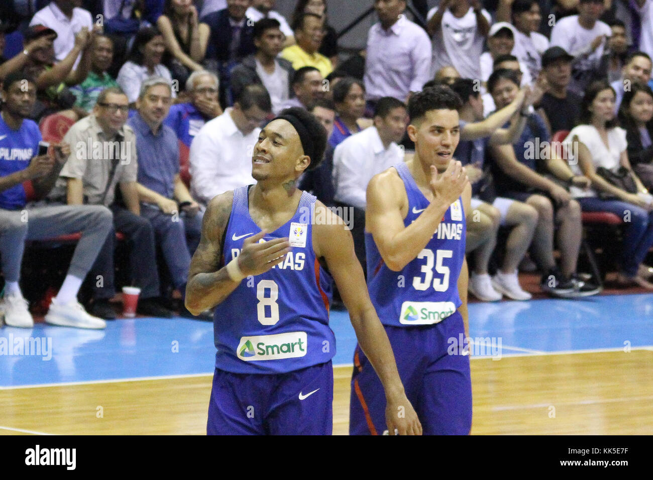 Quezon City, Philippines. 27 nov, 2017. calvin abueva (8) et Matthew Wright (35) des philippines célébrer après avoir forcé M. abueva Taipei chinois un joueur dans une faute lors de la tentative d'un coup 3 points. gilas pilipinas défait l'équipe du Taipei chinois en visite 90-83 pour compléter un balayage de leurs deux premières affectations au FIBA 2019 du monde. crédit : Dennis jerome acosta/ pacific press/Alamy live news Banque D'Images