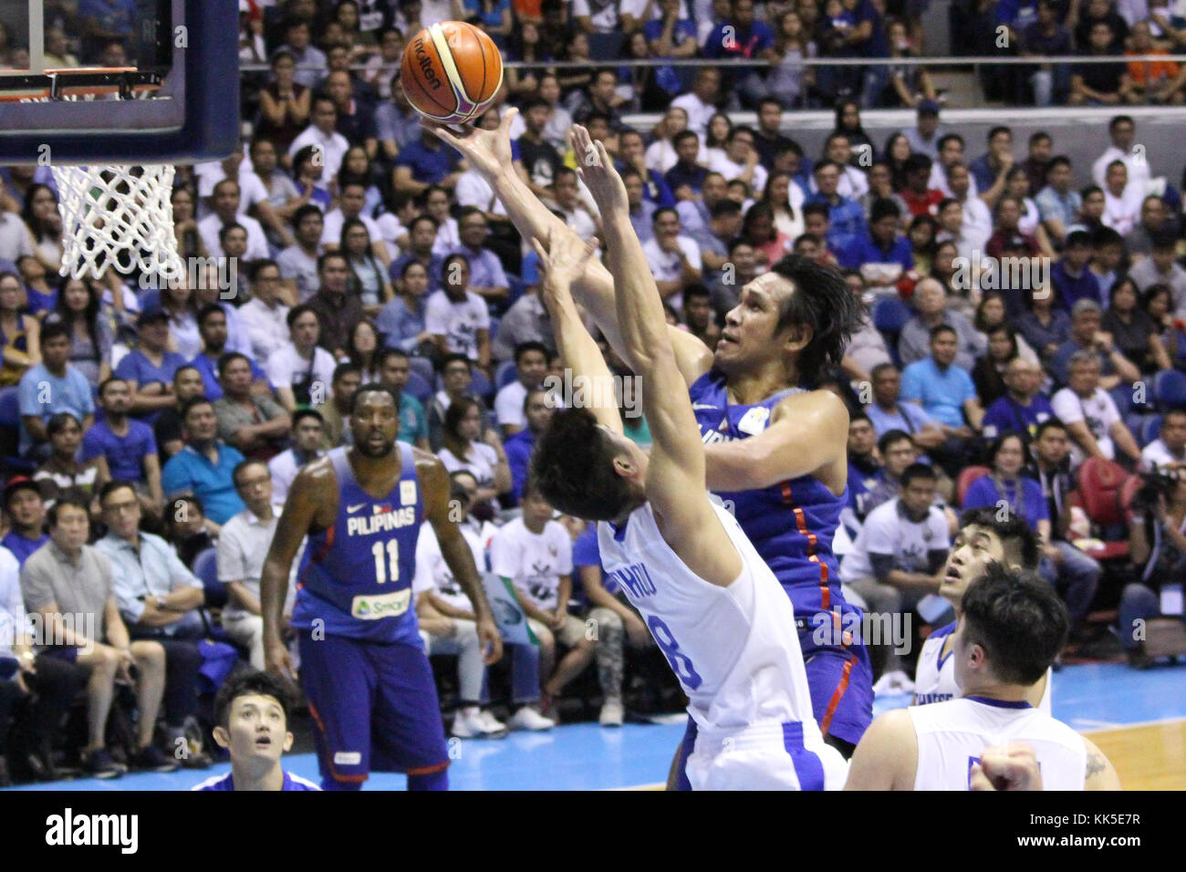 Quezon City, Philippines. 27 nov, 2017. junemar fajardo (15) des Philippines met en place le ballon au-dessus po-chen chou (8) du Taipei chinois pour convertir un lay-up incontesté pendant leur match de qualification pour la coupe du monde de la Fiba. gilas pilipinas défait l'équipe du Taipei chinois en visite 90-83 pour compléter un balayage de leurs deux premières affectations au FIBA 2019 du monde. crédit : Dennis jerome acosta/ pacific press/Alamy live news Banque D'Images