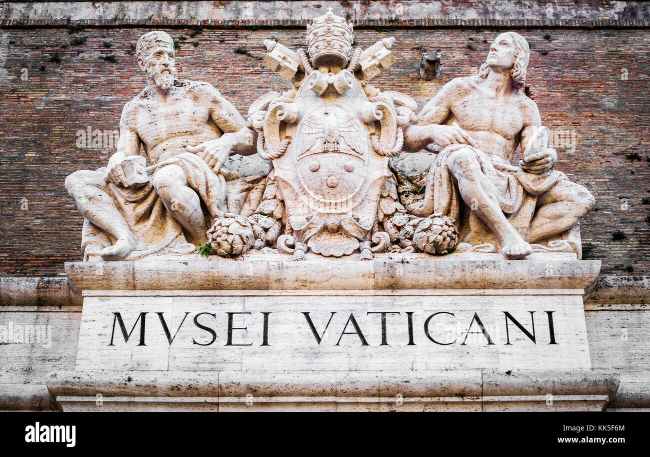 Sculptures au-dessus d'une entrée du musée du Vatican à Rome, Italie Banque D'Images