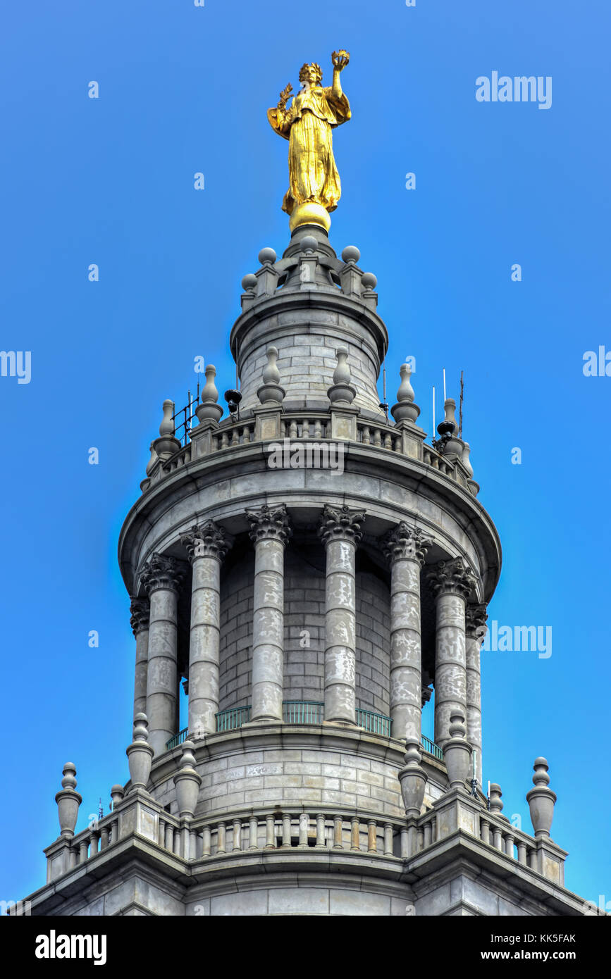 Statue de la renommée civique sur le bâtiment municipal de la ville de New York, un bâtiment de 40 étages construit pour tenir compte de l'espace gouvernemental offres après la Banque D'Images