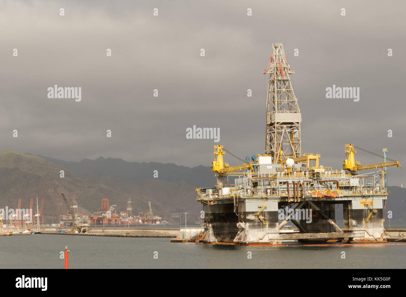 Plates-formes de forage pétrolier dans le port de Santa Cruz de Tenerife îles canaries en sommeil Banque D'Images