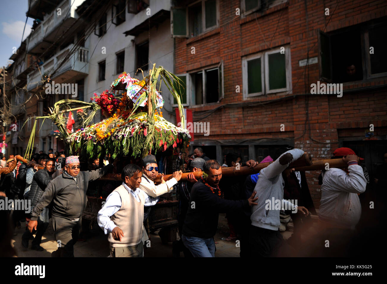 Katmandou, Népal. 27 nov, 2017. dévots népalais transportant des bishnudevi bishnudevi char pendant jatra/festival célébré à Kirtipur, panga, Katmandou, Népal, le lundi 27 novembre, 2017. c'est la partie de la célèbre "saat gaule jatra" célébrée chaque année marquant l'arrivée de l'hiver. jatras et festivals font partie de la vie de communauté newar. crédit : narayan maharjan/pacific press/Alamy live news Banque D'Images