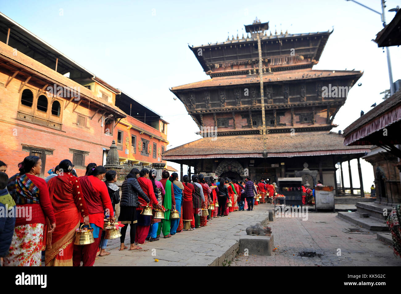 Katmandou, Népal. 27 nov, 2017. venu vous dévot népalais puja rituel pendant saat gaule jatra à Kirtipur, Katmandou, Népal le lundi, Novembre 27, 2017. c'est la partie d'un célèbre festival célébré chaque année marquant l'arrivée de l'hiver. jatras et festivals font partie de la vie de communauté newar. crédit : narayan maharjan/pacific press/Alamy live news Banque D'Images