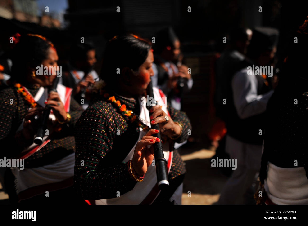Katmandou, Népal. 27 nov, 2017. dévots népalais jouant tambours traditionnels et les instruments lors de bishnudevi jatra/festival célébré à Kirtipur, panga, Katmandou, Népal le lundi, Novembre 27, 2017. c'est la partie de la célèbre "saat gaule jatra" célébrée chaque année marquant l'arrivée de l'hiver. jatras et festivals font partie de la vie de communauté newar. crédit : narayan maharjan/pacific press/Alamy live news Banque D'Images