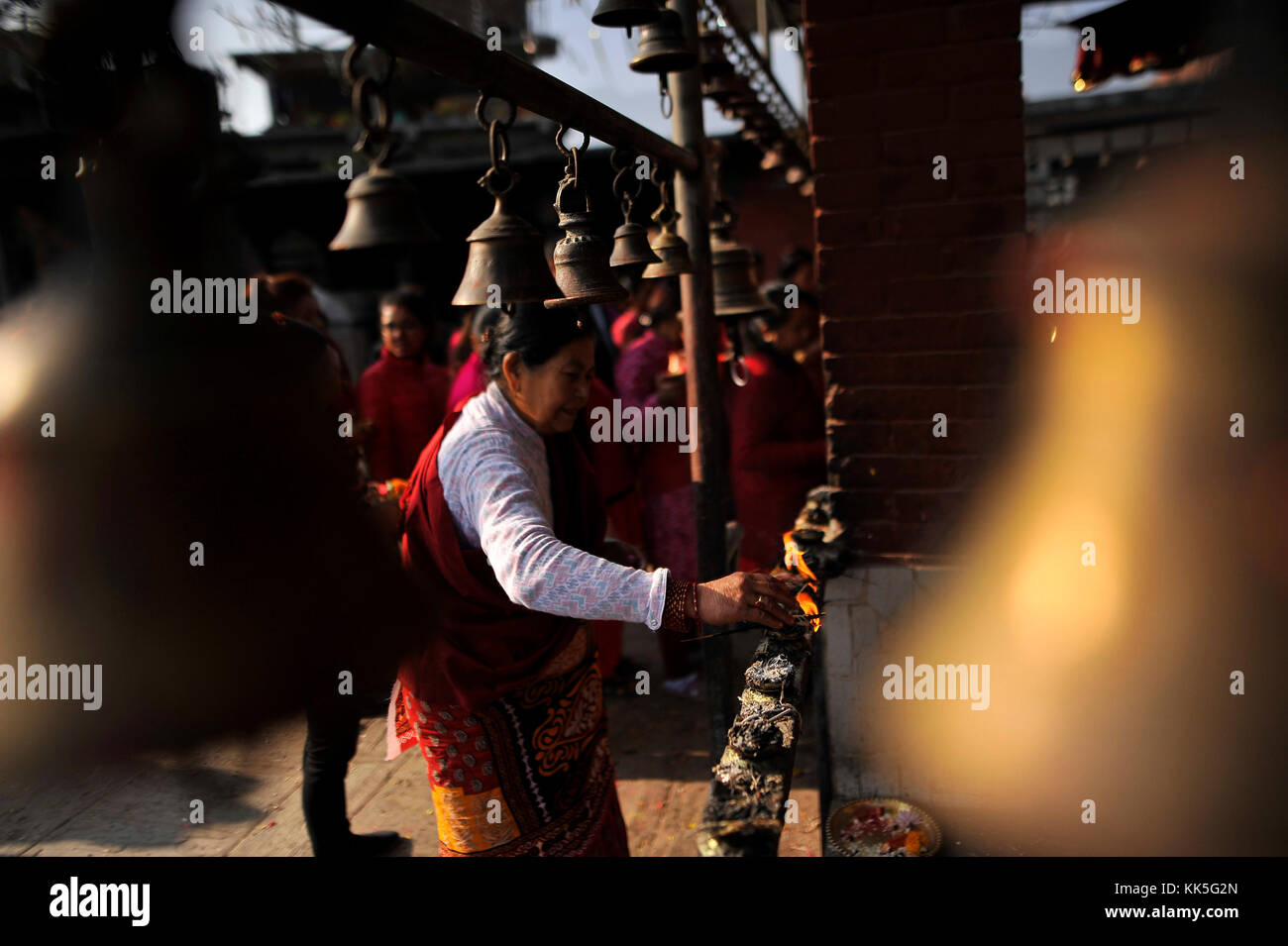 Katmandou, Népal. 27 nov, 2017. un dévot népalais offrant des lampes à huile au cours saat gaule jatra à Kirtipur, Katmandou, Népal le lundi, Novembre 27, 2017. c'est la partie d'un célèbre festival célébré chaque année marquant l'arrivée de l'hiver. jatras et festivals font partie de la vie de communauté newar. crédit : narayan maharjan/pacific press/Alamy live news Banque D'Images