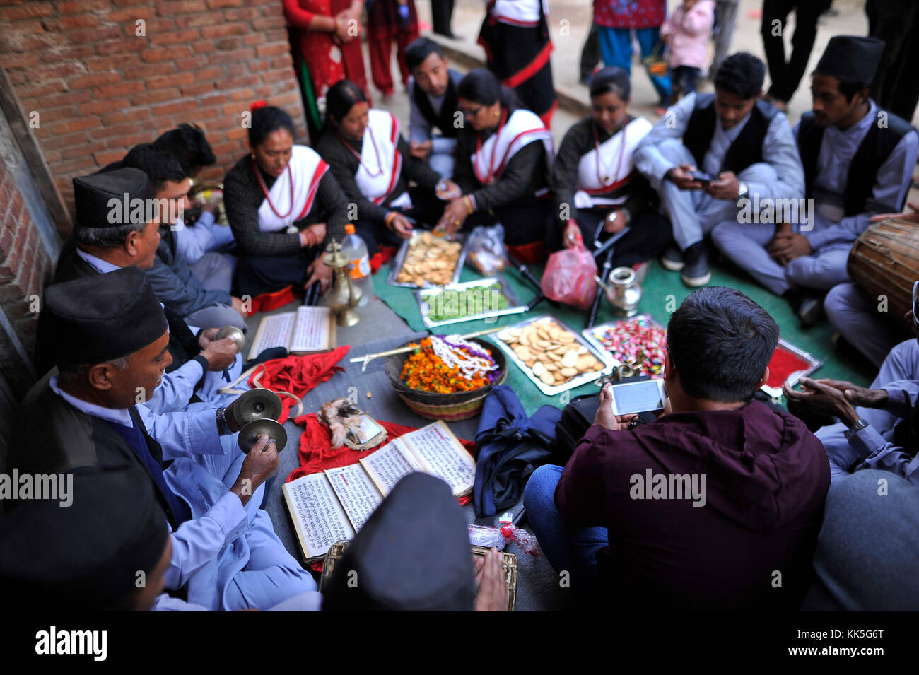 Katmandou, Népal. Nov 27, 2017 Népal dévots. chantant et jouant des instruments traditionnels au cours de la célébration de bishnudevi jatra/festival célébré à Kirtipur, panga, Katmandou, Népal le lundi, Novembre 27, 2017. c'est la partie de la célèbre "saat gaule jatra" célébrée chaque année marquant l'arrivée de l'hiver. jatras et festivals font partie de la vie de communauté newar. crédit : narayan maharjan/pacific press/Alamy live news Banque D'Images
