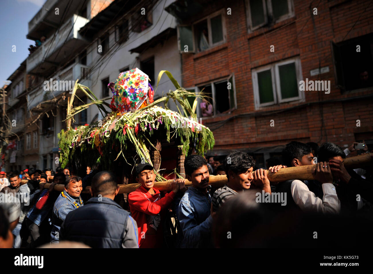 Katmandou, Népal. 27 nov, 2017. dévots népalais transportant char de bal kumari au cours de bishnudevi jatra/festival célébré à Kirtipur, panga, Katmandou, Népal le lundi, Novembre 27, 2017. c'est la partie de la célèbre "saat gaule jatra" célébrée chaque année marquant l'arrivée de l'hiver. jatras et festivals font partie de la vie de communauté newar. crédit : narayan maharjan/pacific press/Alamy live news Banque D'Images