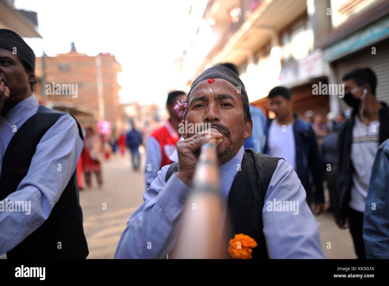 Katmandou, Népal. 27 nov, 2017. dévots népalais jouant tambours traditionnels et les instruments lors de bishnudevi jatra/festival célébré à Kirtipur, panga, Katmandou, Népal le lundi, Novembre 27, 2017. c'est la partie de la célèbre "saat gaule jatra" célébrée chaque année marquant l'arrivée de l'hiver. jatras et festivals font partie de la vie de communauté newar. crédit : narayan maharjan/pacific press/Alamy live news Banque D'Images
