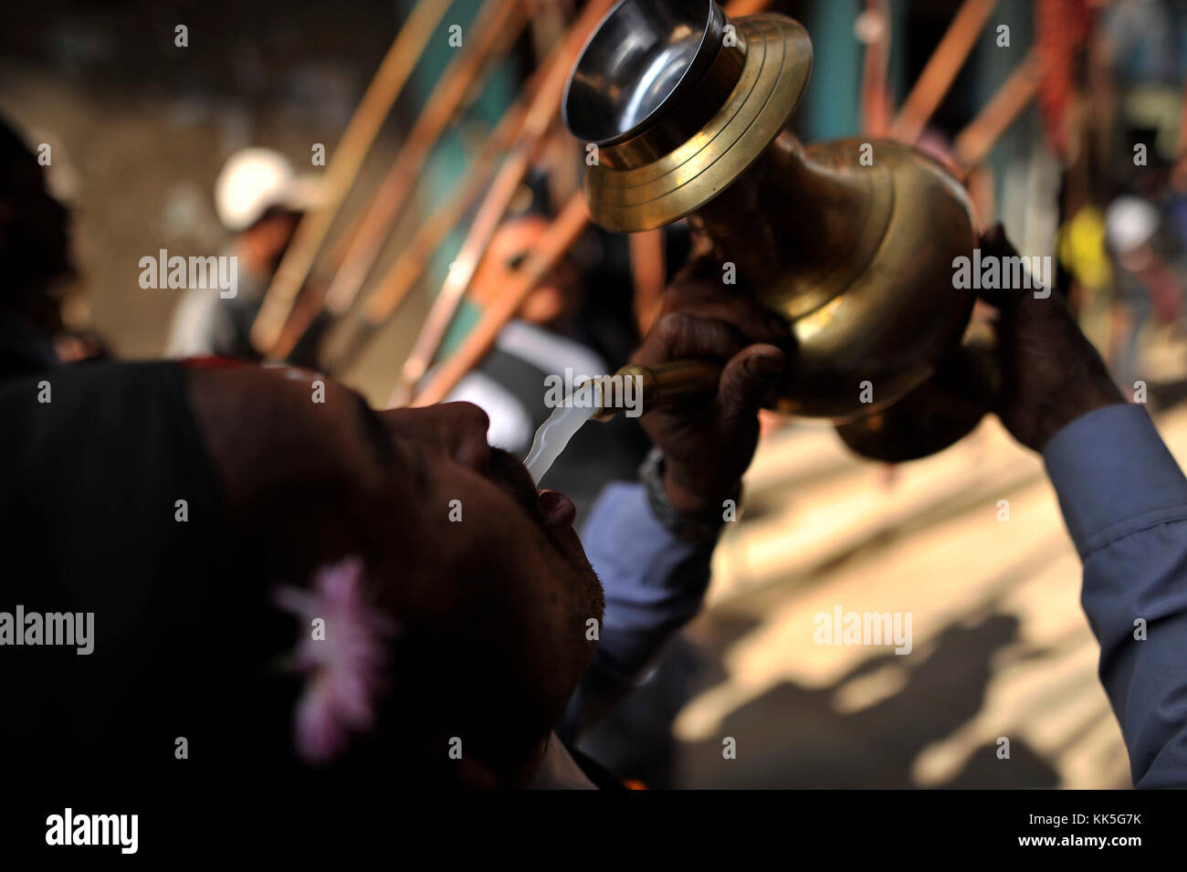 Katmandou, Népal. 27 nov, 2017. L'alcool de riz traditionnel népalais dévot bière pendant la célébration de l'bishnudevi jatra/festival célébré panga, Kirtipur, Katmandou, Népal le lundi, Novembre 27, 2017. c'est la partie de la célèbre "saat gaule jatra" célébrée chaque année marquant l'arrivée de l'hiver. jatras et festivals font partie de la vie de communauté newar. crédit : narayan maharjan/pacific press/Alamy live news Banque D'Images