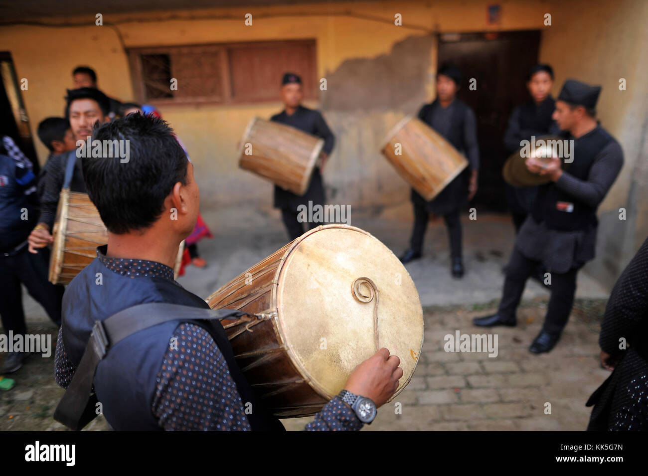 Katmandou, Népal. 27 nov, 2017. dévots népalais jouant tambours traditionnels et les instruments lors de bishnudevi jatra/festival célébré à Kirtipur, panga, Katmandou, Népal le lundi, Novembre 27, 2017. c'est la partie de la célèbre "saat gaule jatra" célébrée chaque année marquant l'arrivée de l'hiver. jatras et festivals font partie de la vie de communauté newar. crédit : narayan maharjan/pacific press/Alamy live news Banque D'Images