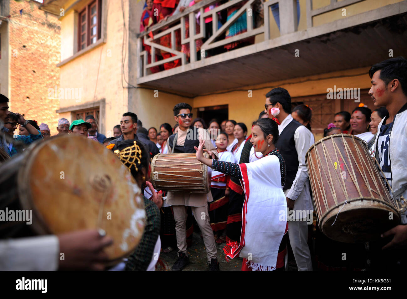 Katmandou, Népal. 27 nov, 2017. dévots népalais jouant tambours traditionnels et les instruments lors de bishnudevi jatra/festival célébré à Kirtipur, panga, Katmandou, Népal le lundi, Novembre 27, 2017. c'est la partie de la célèbre "saat gaule jatra" célébrée chaque année marquant l'arrivée de l'hiver. jatras et festivals font partie de la vie de communauté newar. crédit : narayan maharjan/pacific press/Alamy live news Banque D'Images
