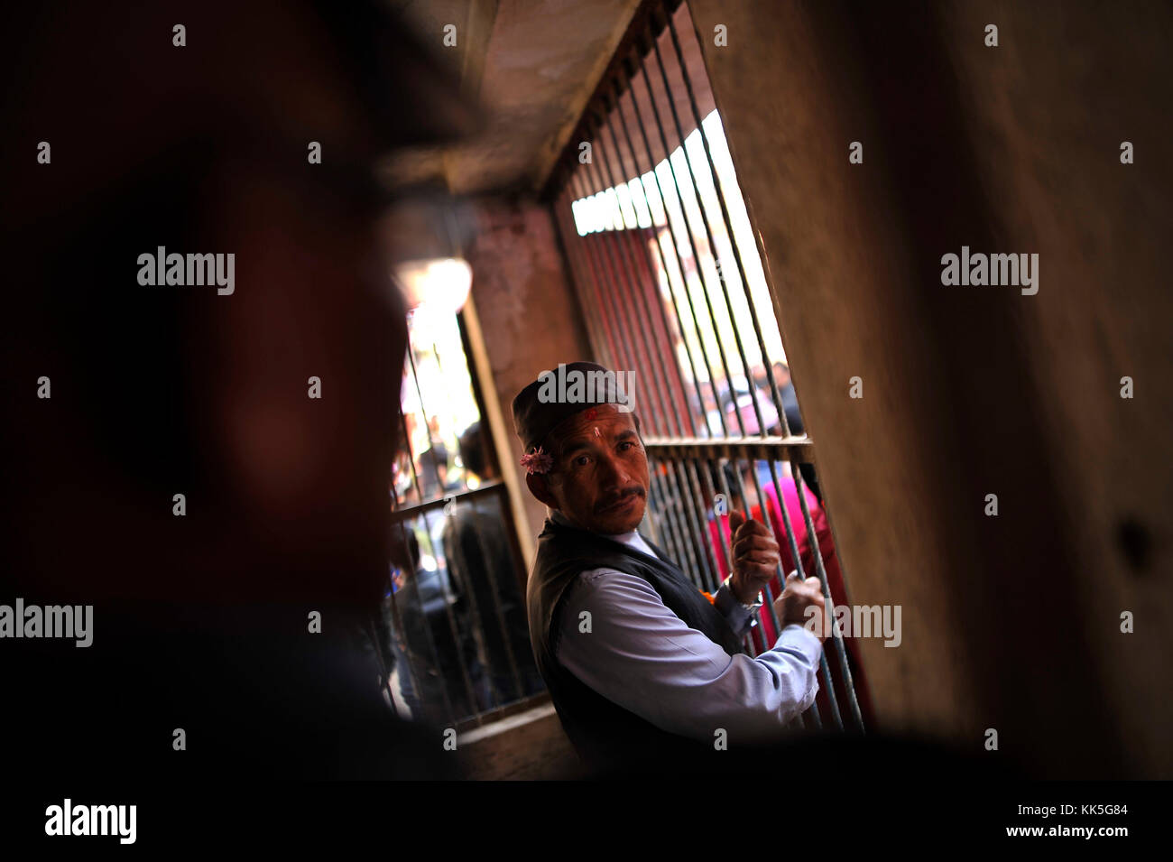Katmandou, Népal. Nov 27, 2017. d'offrir à l'arrivée de dévots népalais puja rituel pendant saat gaule jatra à Kirtipur, panga, Katmandou, Népal le lundi, Novembre 27, 2017. c'est la partie d'un célèbre festival célébré chaque année marquant l'arrivée de l'hiver. jatras et festivals font partie de la vie de communauté newar. crédit : narayan maharjan/pacific press/Alamy live news Banque D'Images