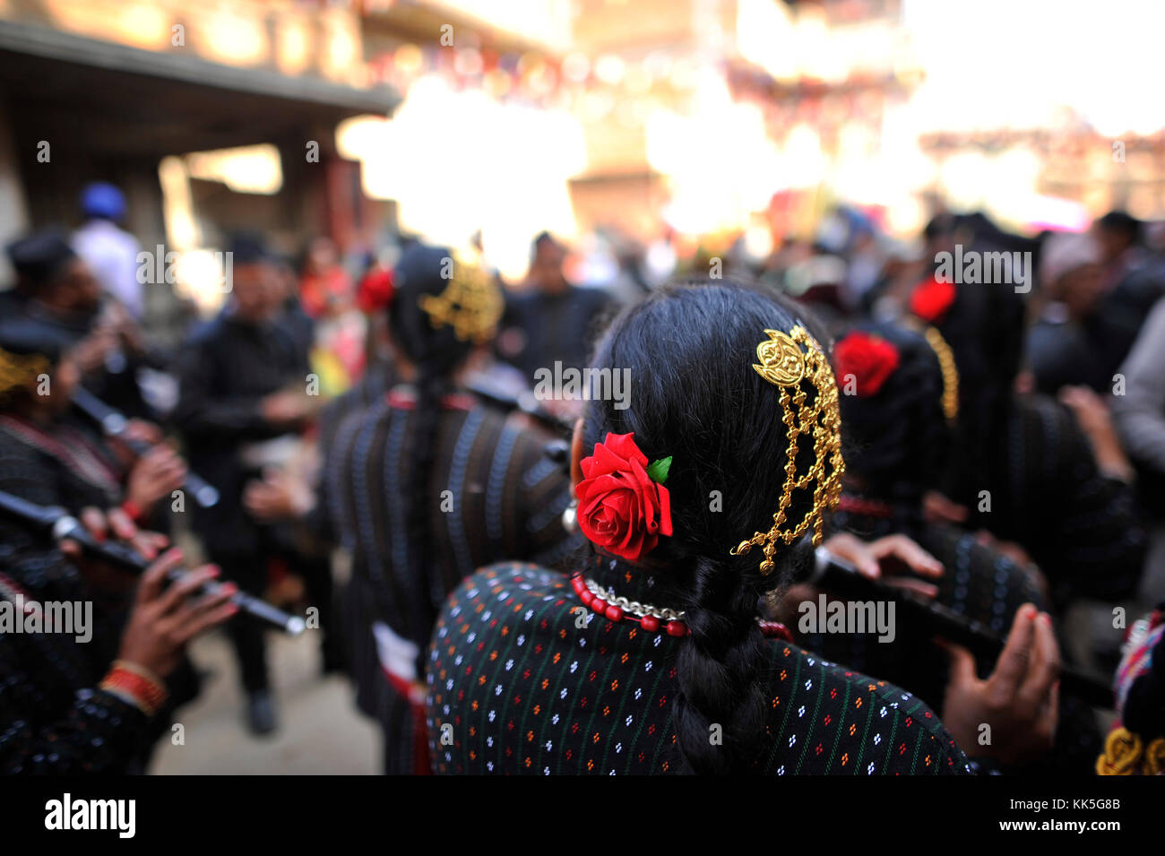 Katmandou, Népal. 27 nov, 2017. un chef de la décoration traditionnelle dévots népalais jouant au cours de bishnudevi fluter jatra/festival célébré à Kirtipur, panga, Katmandou, Népal le lundi, Novembre 27, 2017. c'est la partie de la célèbre "saat gaule jatra" célébrée chaque année marquant l'arrivée de l'hiver. jatras et festivals font partie de la vie de communauté newar. crédit : narayan maharjan/pacific press/Alamy live news Banque D'Images