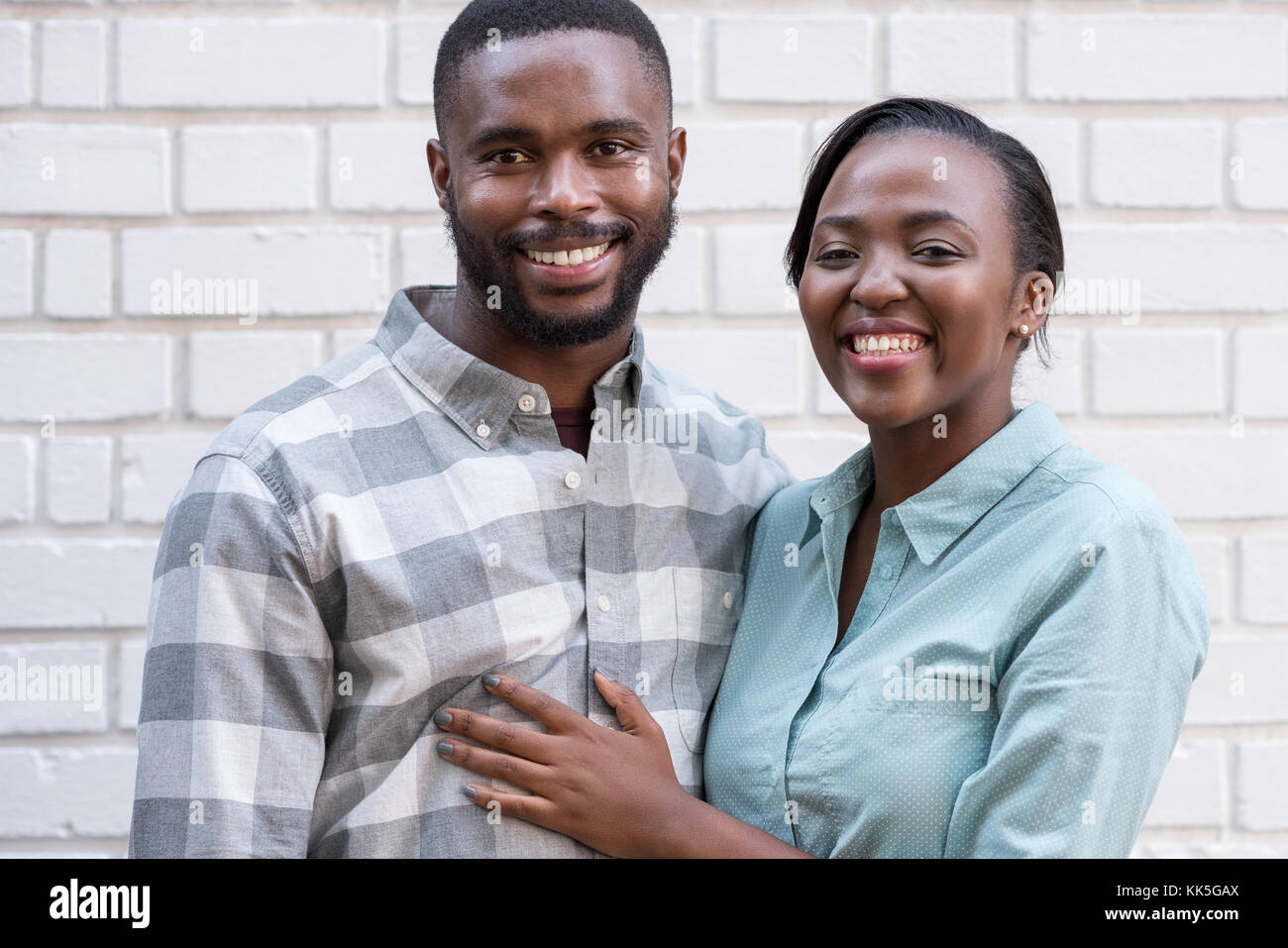 Smiling african couple dans la ville Banque D'Images