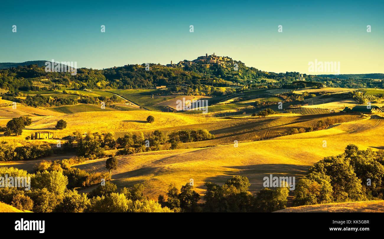 Campagne d'été en Toscane, Montepulciano village médiéval italien et collines. Sienne, Italie l'Europe. Banque D'Images