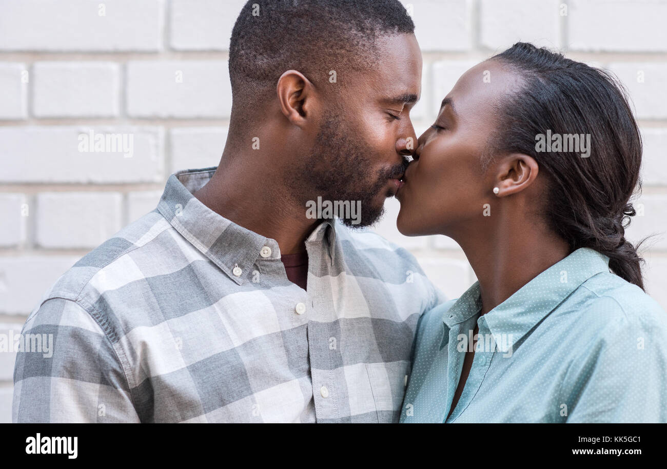 Jeune couple qui s'embrassent dans la ville Banque D'Images
