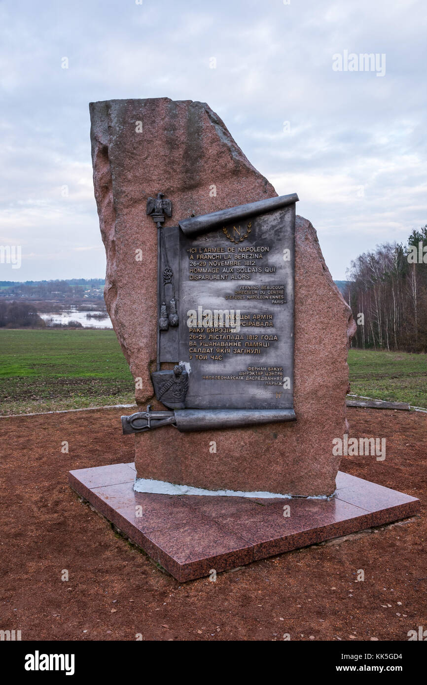 Monument français ( Fernand Beaucour ) sur la rivière Berezina en Biélorussie Banque D'Images