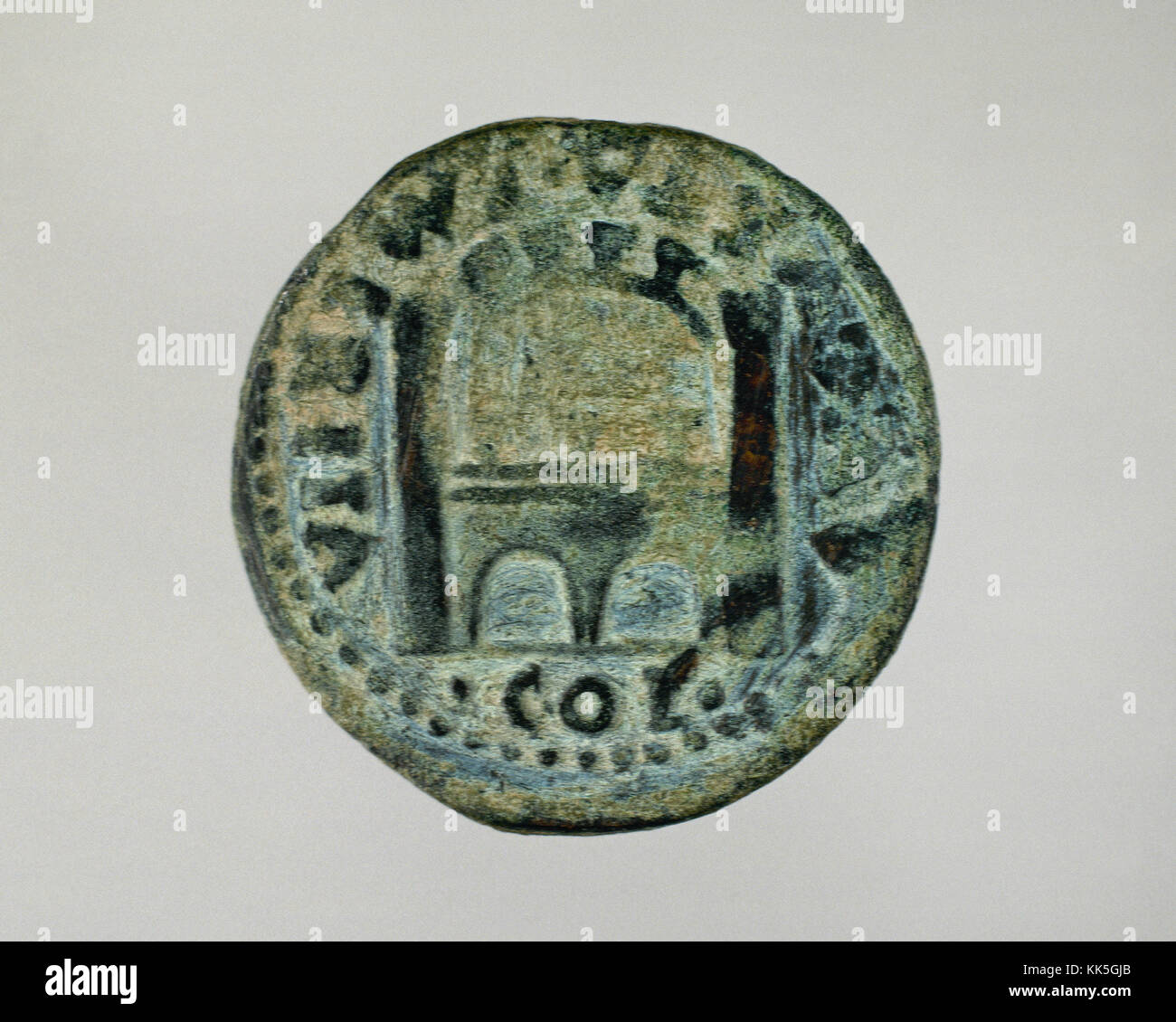 Comme la pièce de monnaie en bronze utilisés au cours de l'empire romain. L'Espagnol-romain. retour frappe monnaie. de la colonie augusta emerita. Musée national d'Art Romain à Mérida, espagne. Banque D'Images