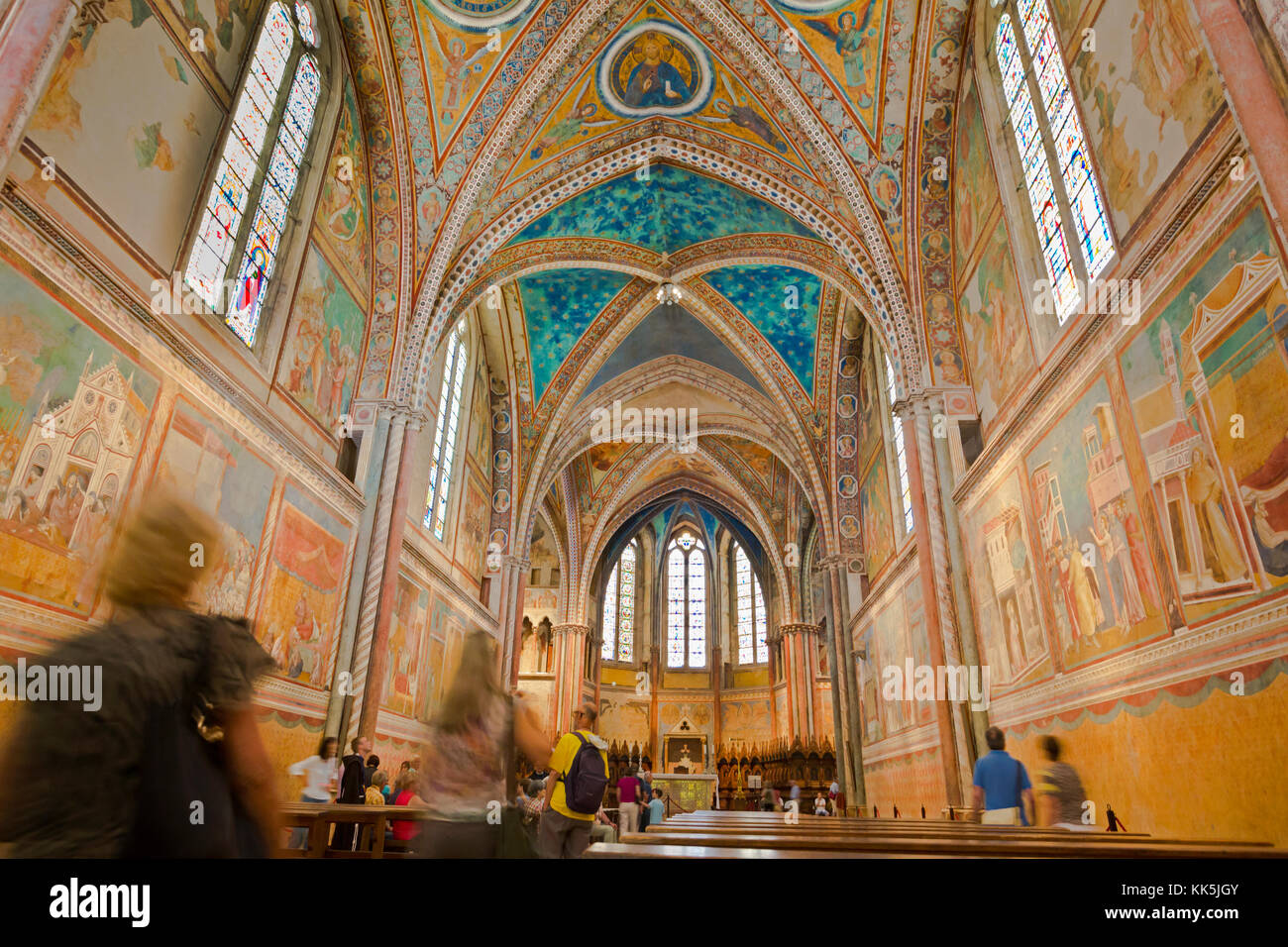 Assise, Pérouse, Ombrie, Italie province. La Basilique di San Francesco. basilique de saint François. basilique papale di San Francesco. L'intérieur, montrant fre Banque D'Images