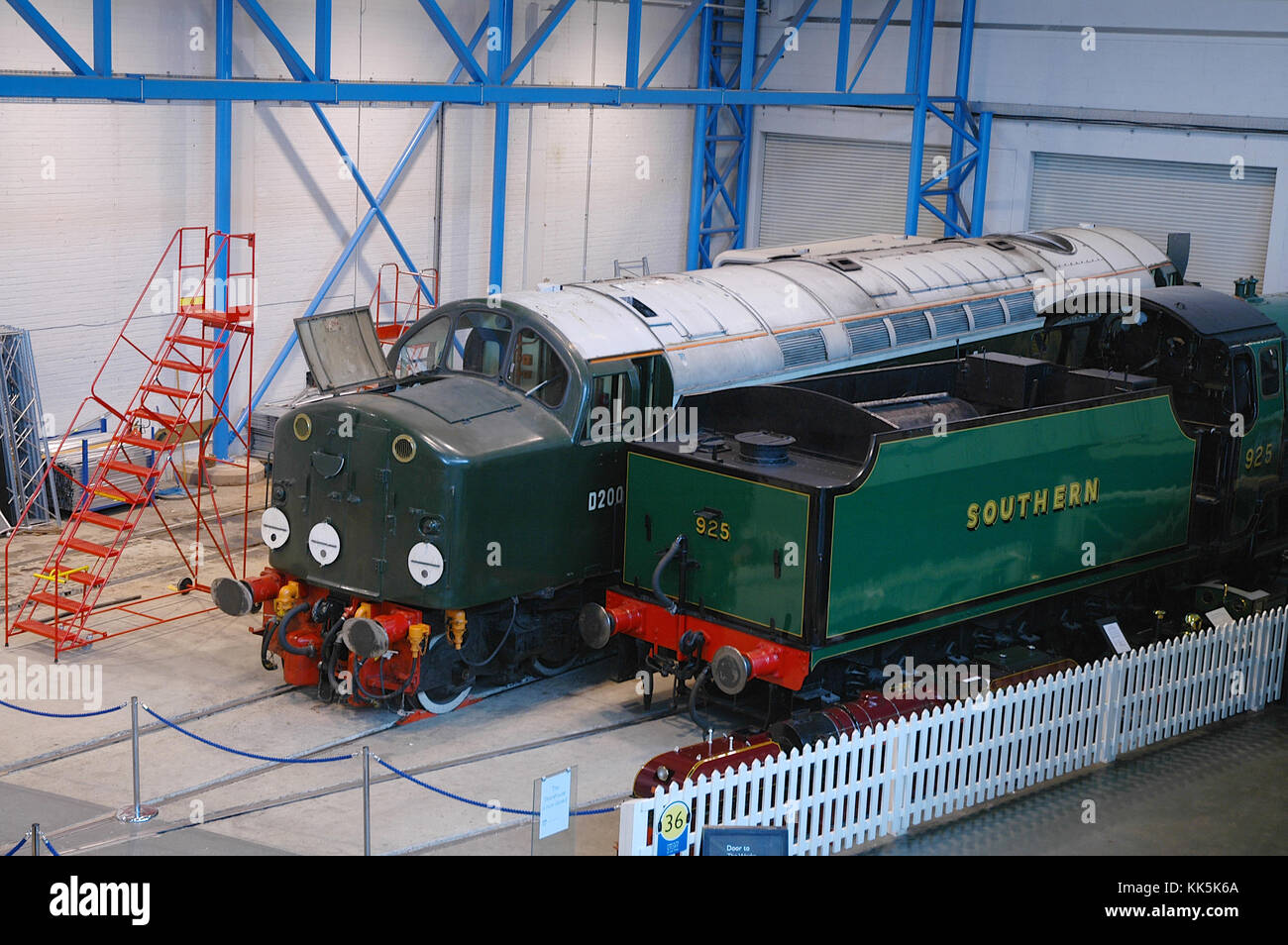 Locomotive diesel de la classe 40 et une locomotive à vapeur dans le musée d'histoire nationale à York, Angleterre Banque D'Images