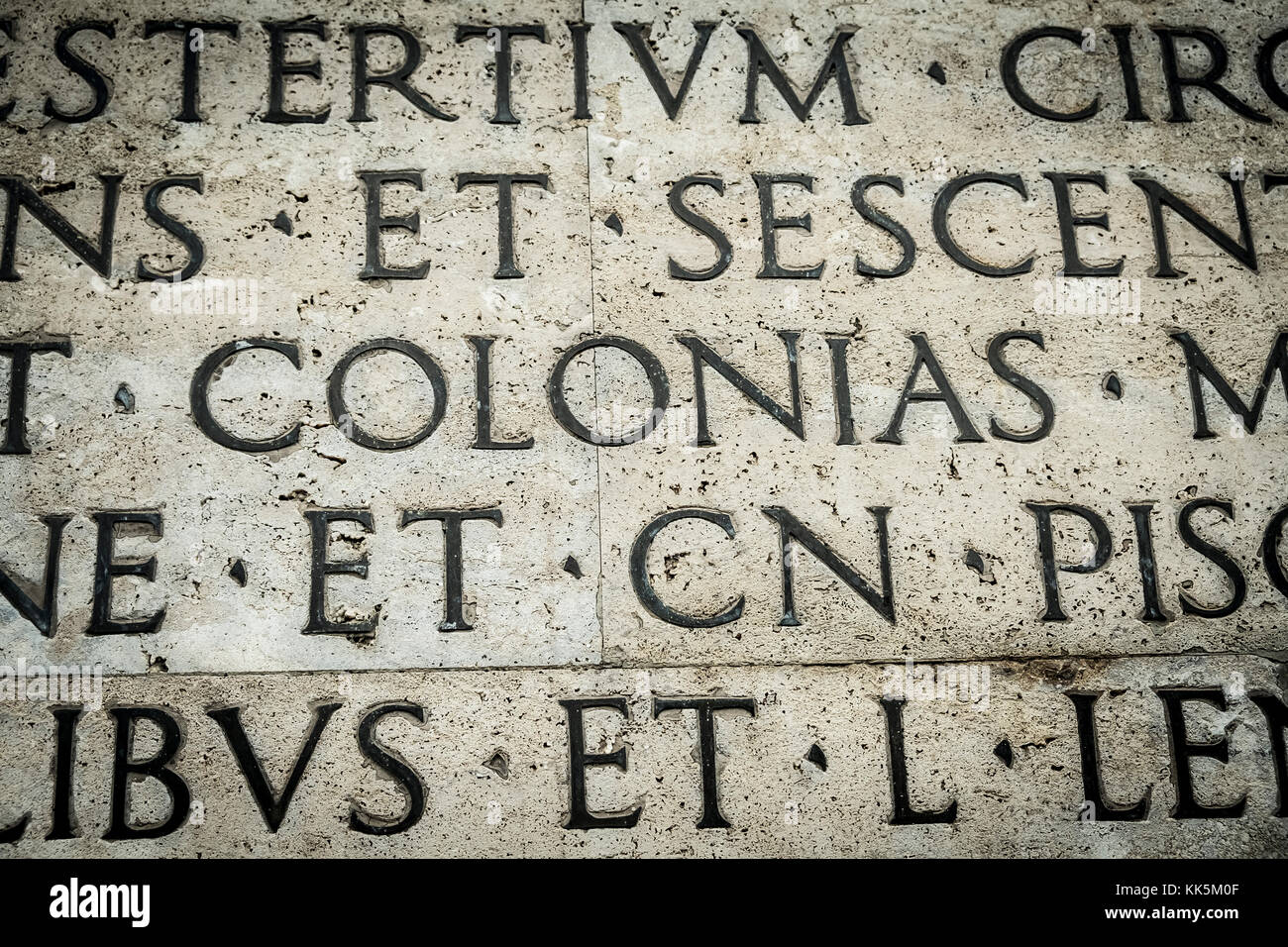 Inscription latine sur le mur extérieur de l'autel de la paix à Rome. mur Ara Pacis à Rome, Italie Banque D'Images