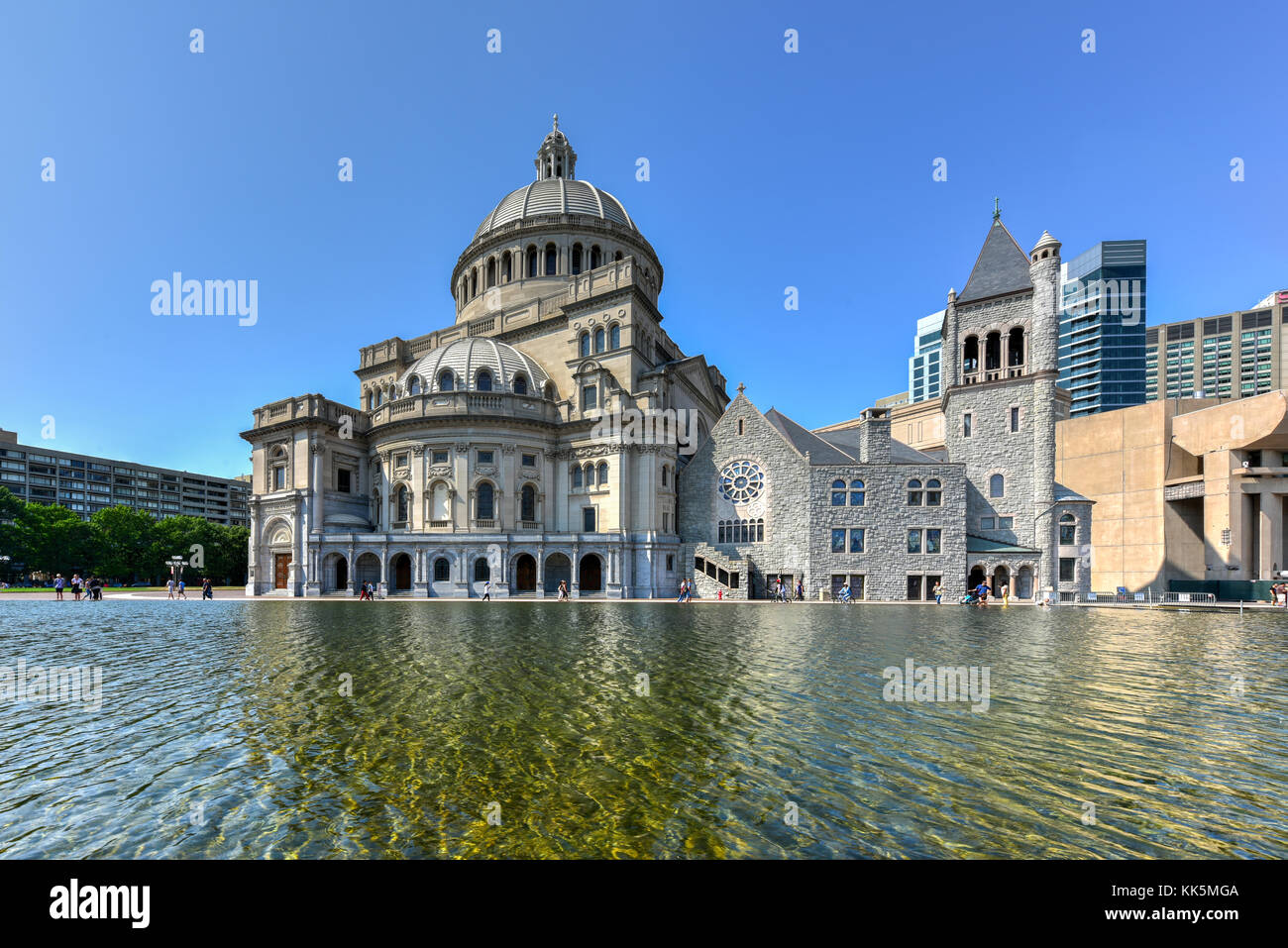 La première église du Christ, scientiste et miroir d'eau, à Boston, Massachusetts. Banque D'Images