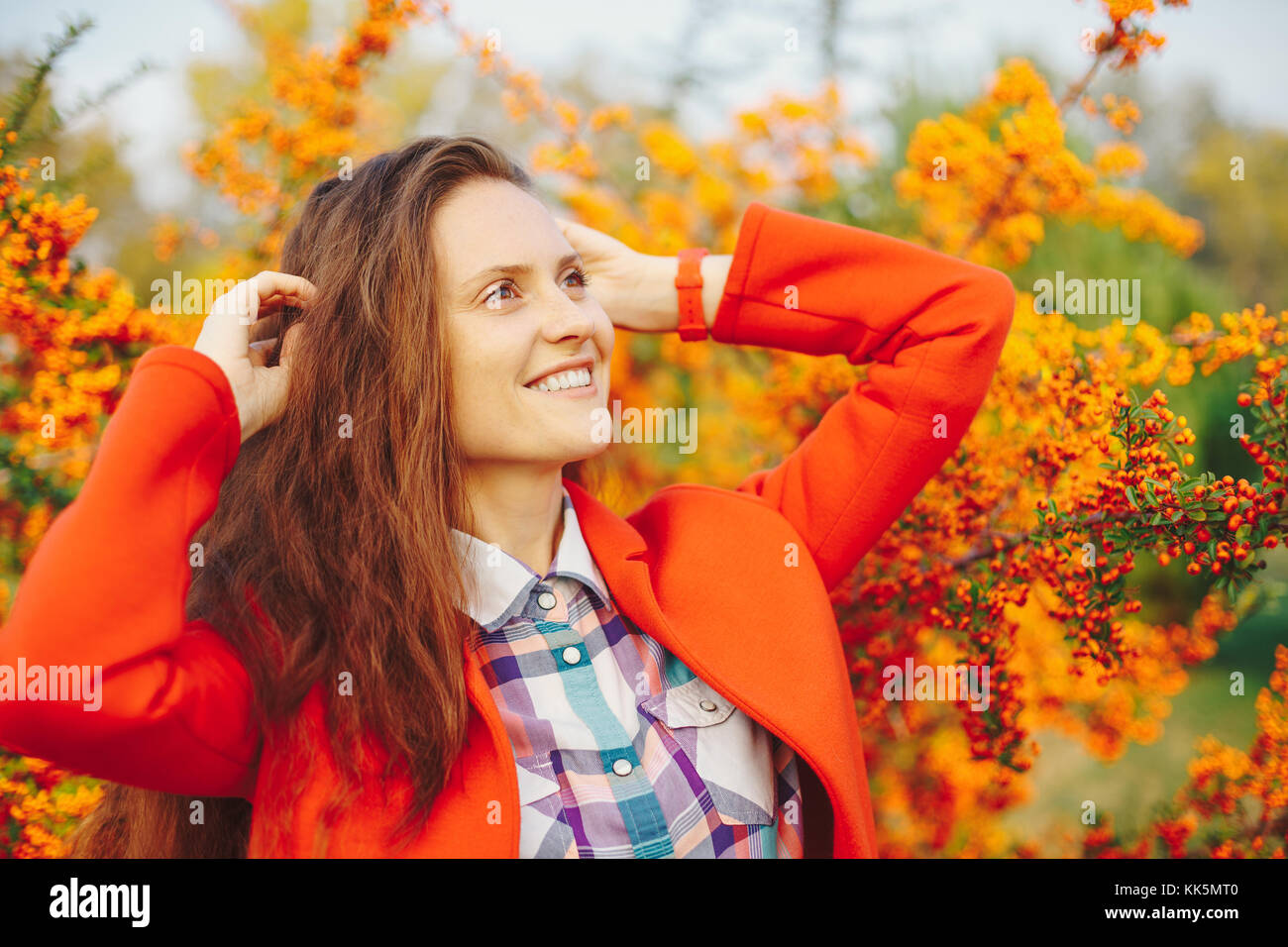 Naturel Portrait smiling girl avec la longue chevelure ondulée Banque D'Images