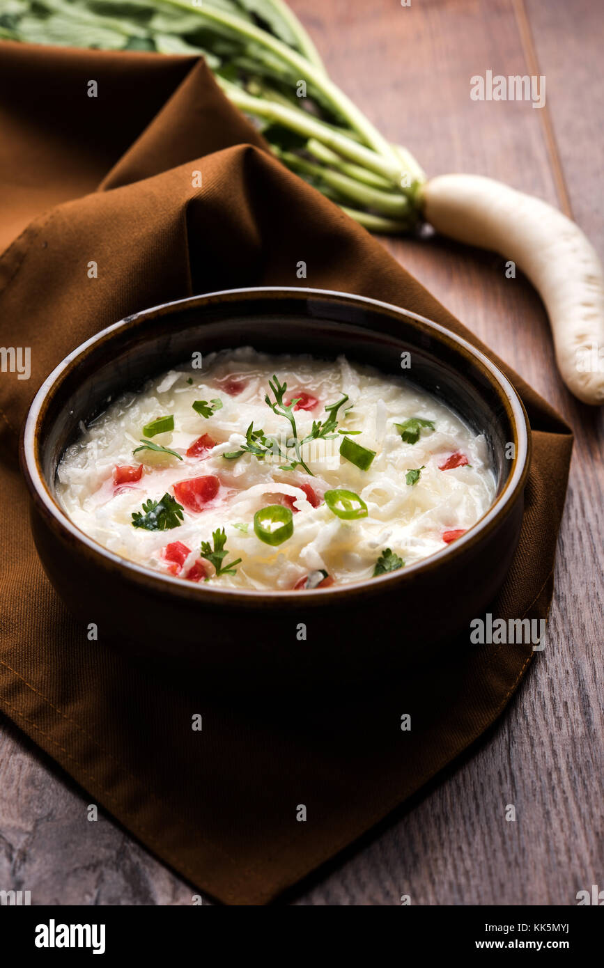 Raita de radis daikon ou koshimbir / mooli est un condiment du sous-continent indien, fait avec dahi ou caillé avec légumes crus ou cuits li Banque D'Images