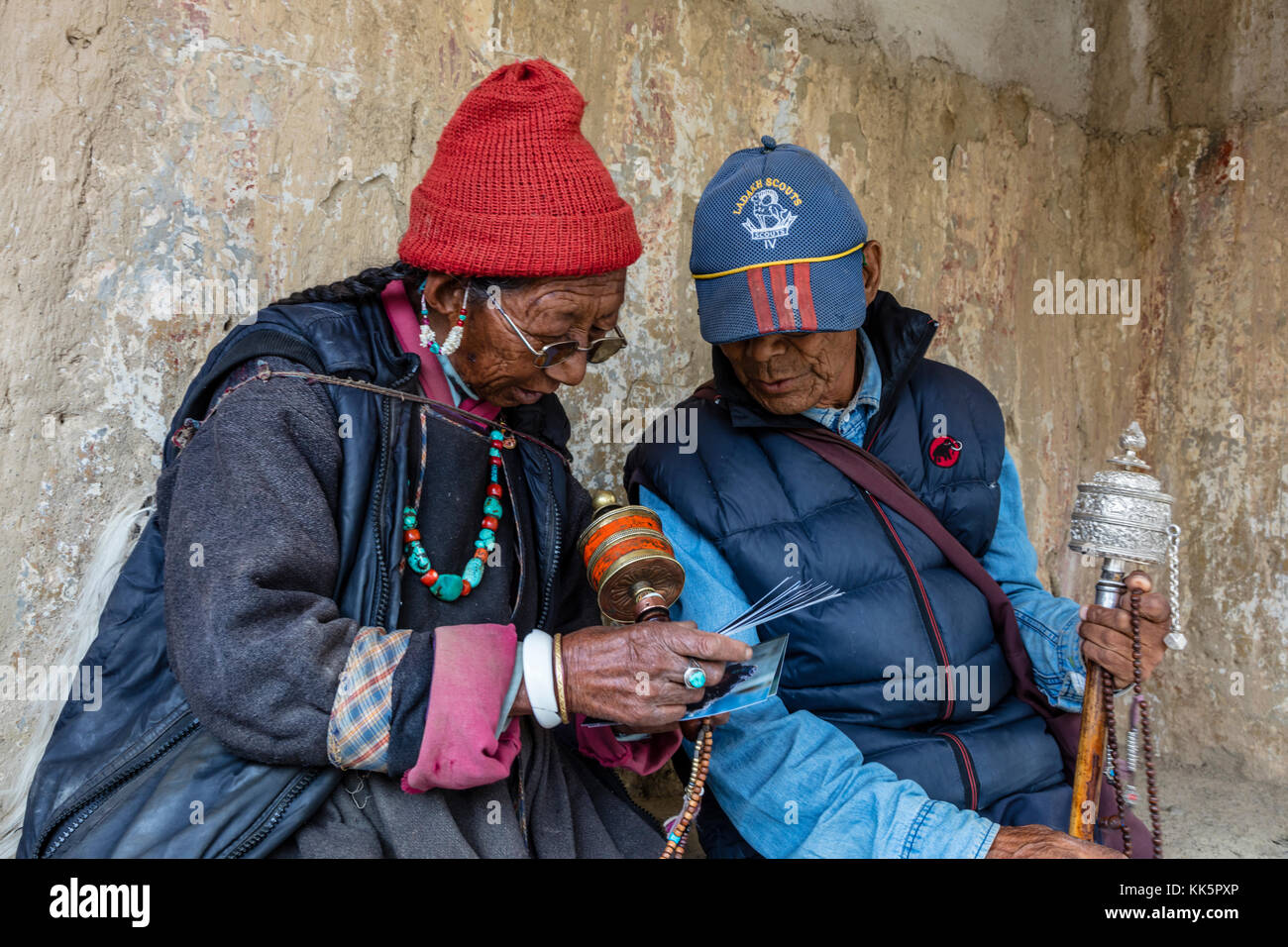 Local Ladakhi s Revoyez les photos de 1988 au MONASTÈRE de LAMAYURU fondé par NAROPA - LADAKH, INDE Banque D'Images