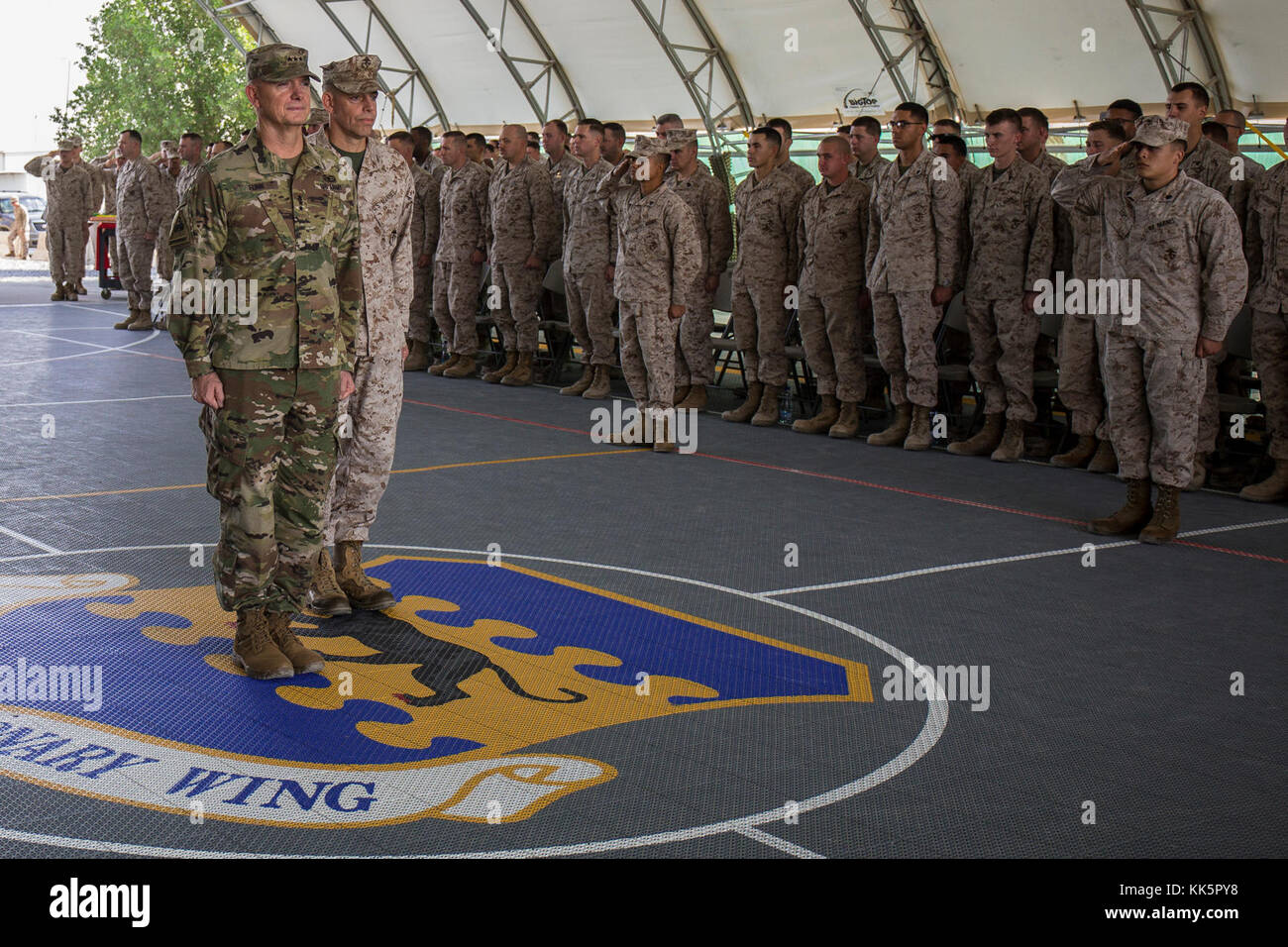 Le lieutenant général de l'armée américaine Paul E. Funk II, Combined Joint Task Force - Fonctionnement général commandant résoudre inhérent, est reconnu par l'exécution de la chanson "volants" et s'épanouit au cours de la 242ème anniversaire du Corps des Marines gâteau symbolique alors que dans le Moyen-Orient le 10 novembre 2017. Funk a visité les Marines avec des air-sol marin - Groupe de travail - Intervention en cas de crise en l'honneur du commandement central de la Marine Corps 242e anniversaire. Banque D'Images