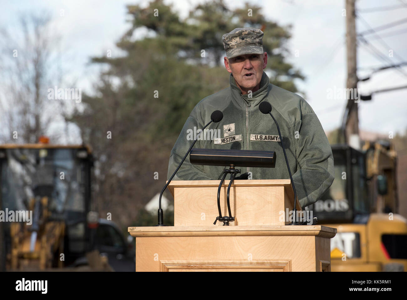 Le brigadier de l'armée américaine. Le général Michael Heston, commandant de la composante terrestre, New York Garde nationale, parle au cours d'une étoile d'or la cérémonie de dédicace du Monument commémoratif de la famille dans le parc du centre à l'Université de Norwich, Northfield, Vermont, le 10 novembre 2017. Ce nouveau monument a été construit en l'honneur et à la mémoire des militaires tombés qui ont consenti le sacrifice ultime. (U.S Air National Guard photo par le Sgt. Sarah Mattison) Banque D'Images