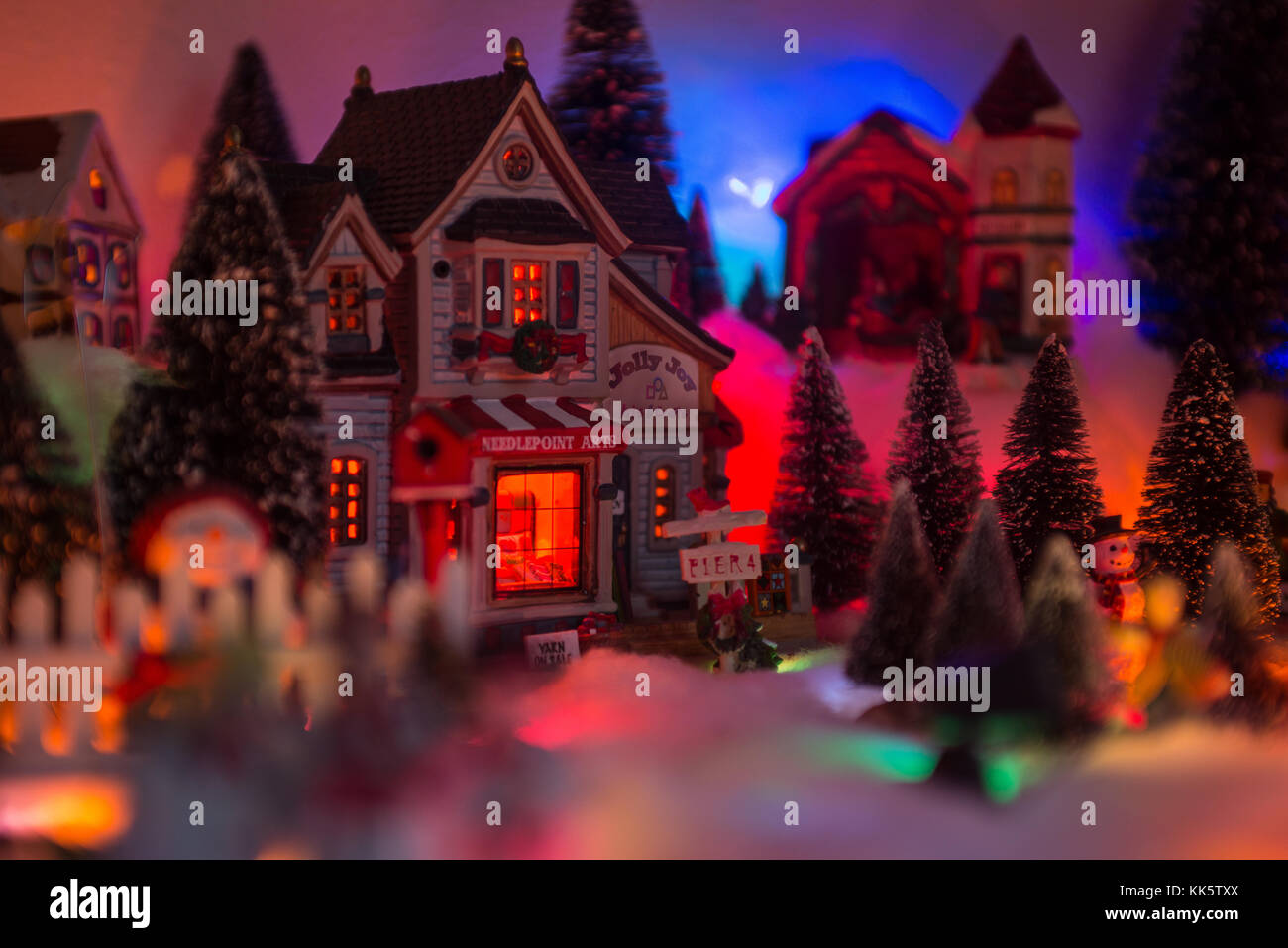 Noël arrière-plan de neige village miniature avec store front lit jolly joy arts et artisanat Banque D'Images