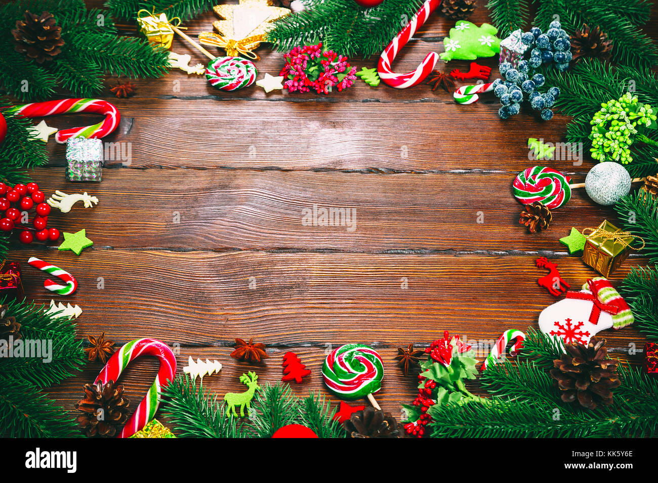Cadre de Noël avec des branches d'arbre de Noël, ornements, décorations et bonbons. espace libre Banque D'Images Cadre de Noël avec des branches d'arbre de Noël, ornements, décorations et bonbons. espace libre Banque D'Images