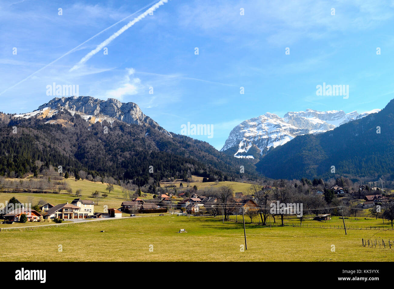 Sommet de la tournette neigé et village, paysage en Savoie près d'Annecy, France Banque D'Images
