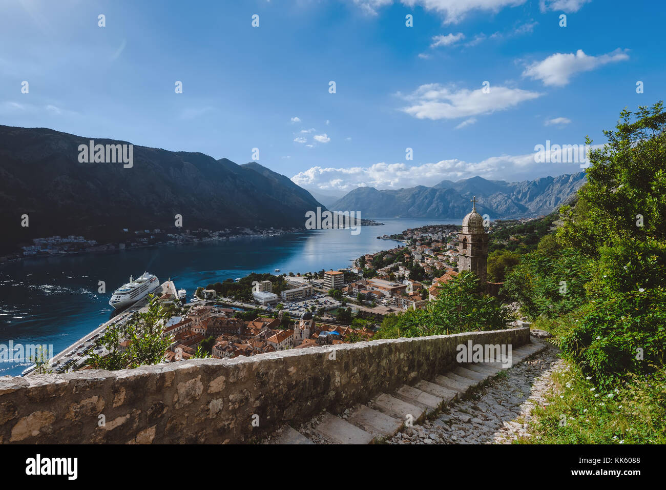 La baie de Kotor et de la vieille ville vue du dessus du Kotor château