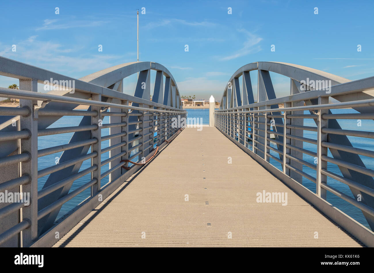 Arche métallique châssis et la terrasse en bois d'un petit pont reliant le bateau à quai trop coronado bay, Californie, USA. Banque D'Images