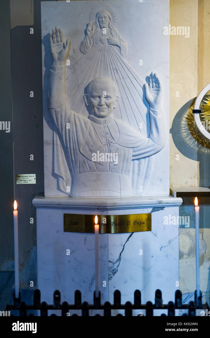 Europe. Italie. Toscane. Carrara. Marbre de Carrara bas-relief représentant le pape 'Jean-Paul II' dans l'église du village de Colonnata Banque D'Images