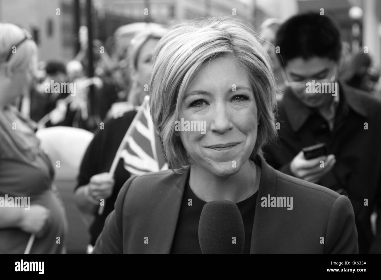 Joanna Gosling au travail pour les nouvelles de la BBC sur le mariage royal à venir. Page de portefeuille Russell Moore. Banque D'Images