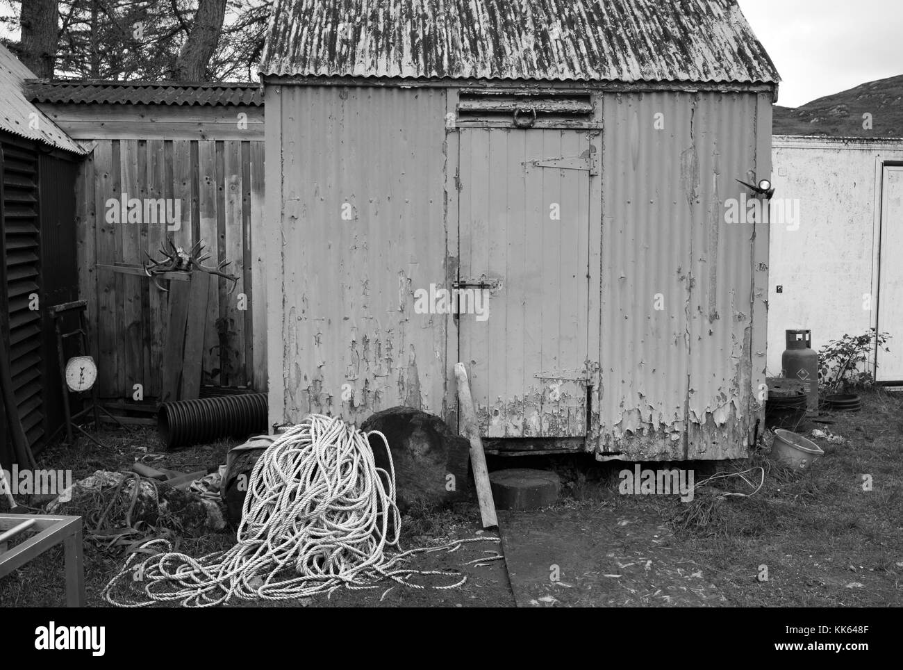 Outhouse et bois, Glencanisp, Ecosse Banque D'Images