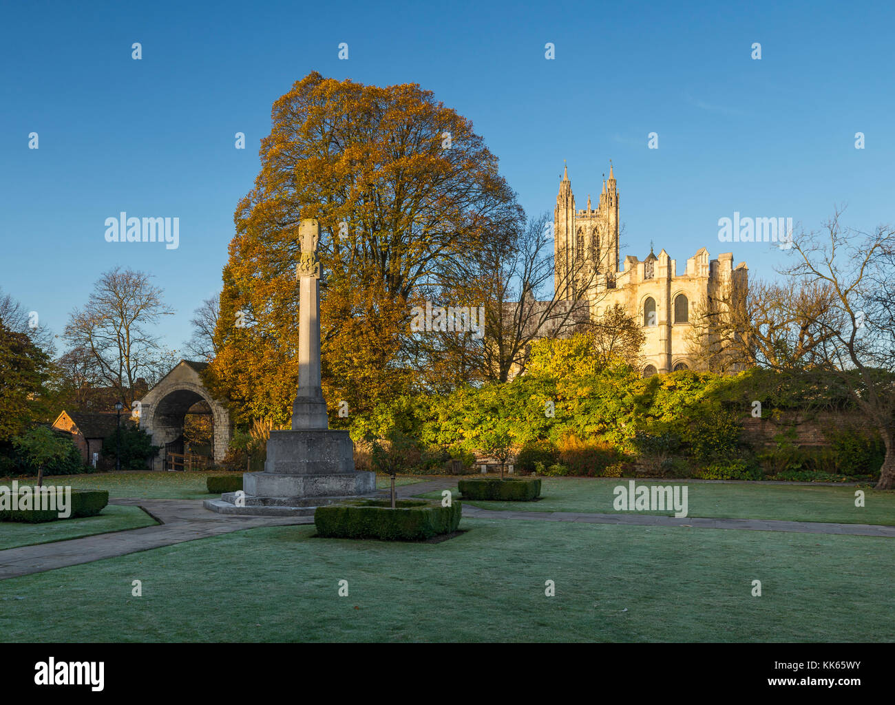 Tôt le matin dans le Memorial Gardens, la Cathédrale de Canterbury, Kent. Banque D'Images