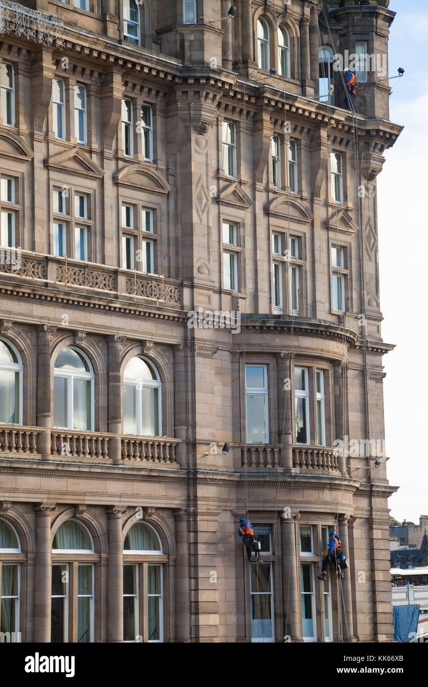Nettoyage de vitres de la descente en rappel sur l'Hotel Balmoral à nettoyer les vitres. Banque D'Images